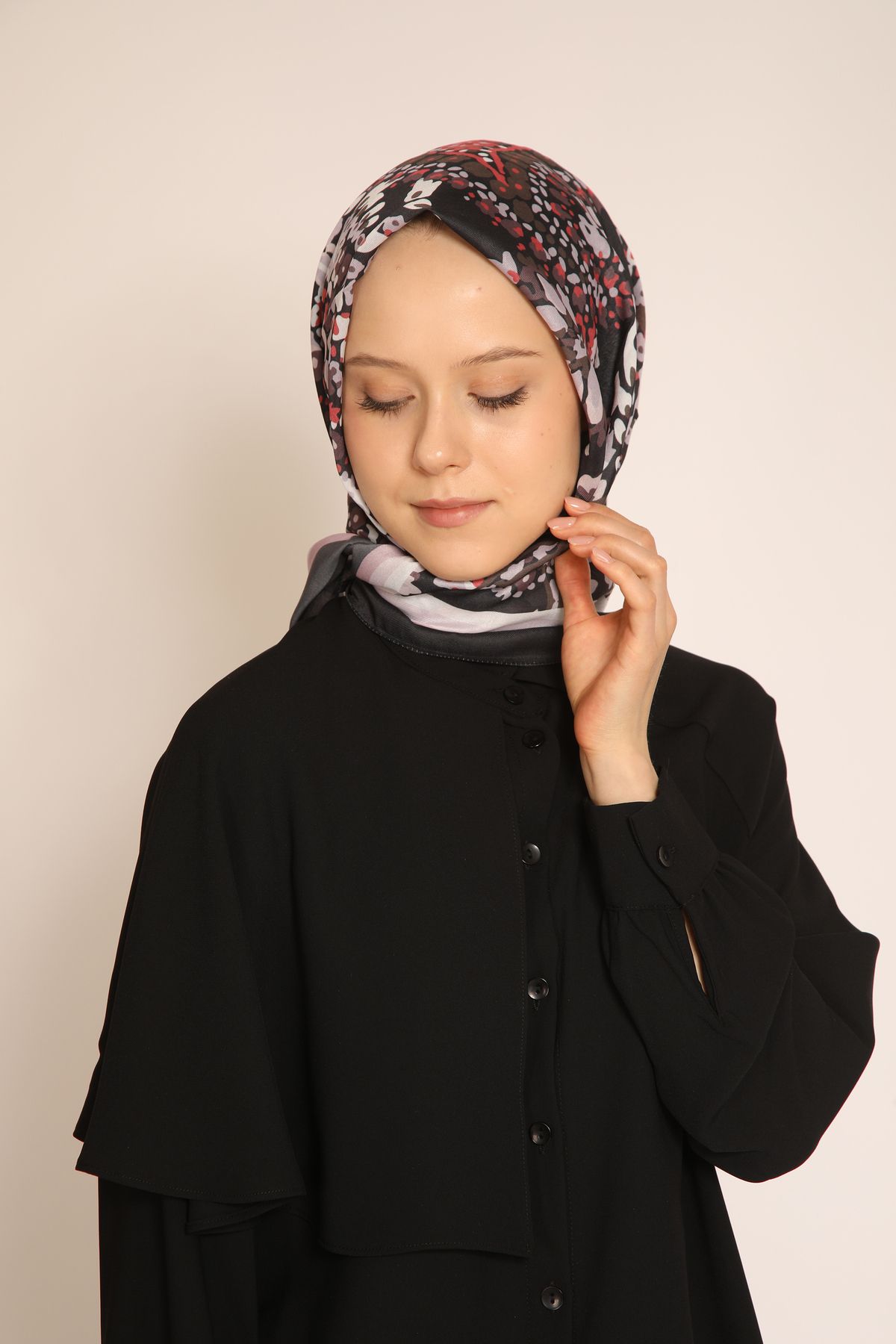 BERCHEM SCARF Çiçek Desenli Siyah Zeminde Renkli Kadın Eşarp – Şık ve Zarif Desenli Soft Eşarp Modeli