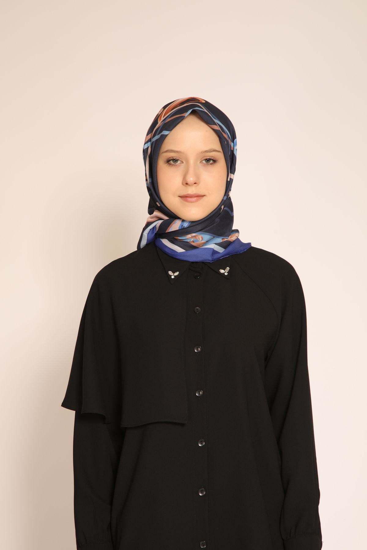 BERCHEM SCARF Geometrik ve Soyut Desenli Lacivert Eşarp | Modern Stil Dokunuşu Göz Alıcı ve Zarif