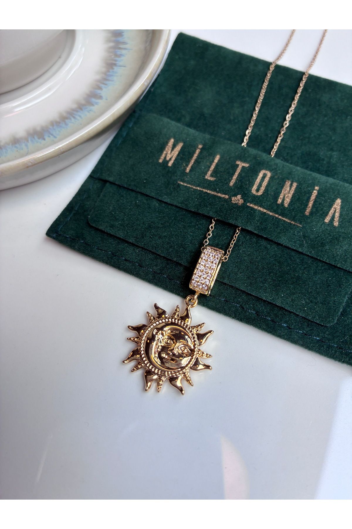 Miltonia Güneş Yüz Zirkon Taşlı Çelik Kolye