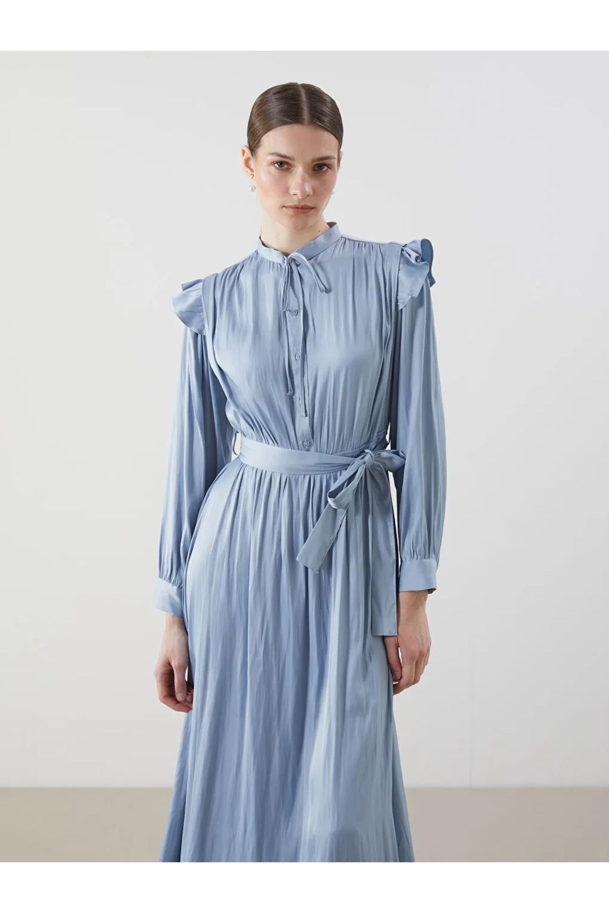 LC Waikiki LCW Modest Mavi Bağlamalı Yaka Oversize Saten Kadın Elbise
