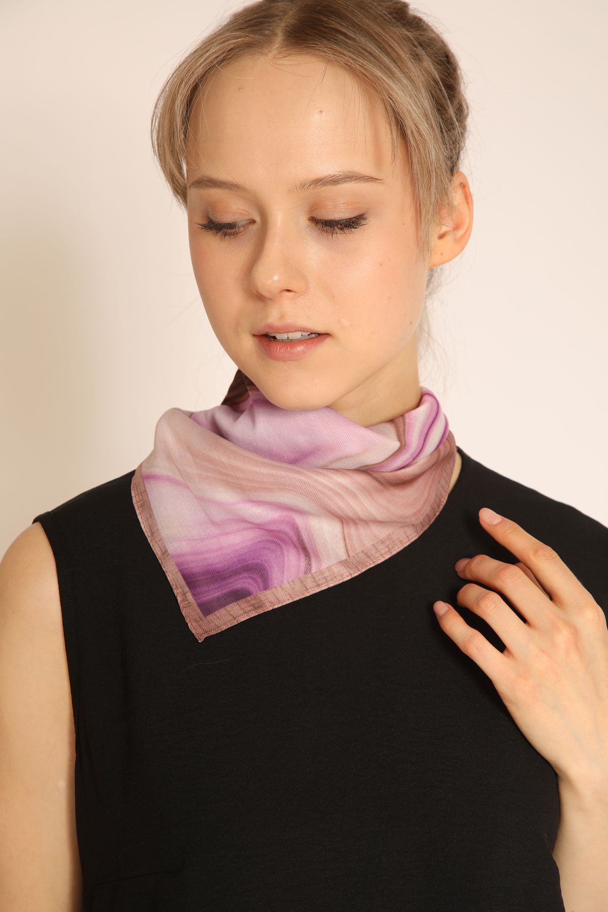 BERCHEM SCARF Mor ve Pembe Tonlarda Soft Kumaş Desenli Fular – Şık ve Modern Boyun Aksesuarı