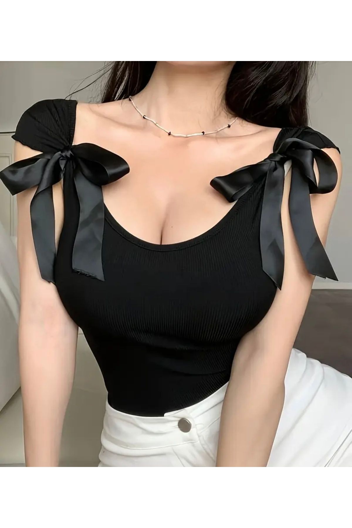 Adalet Bal Yuvarlak yaka fiyonk detaylı bluz crop