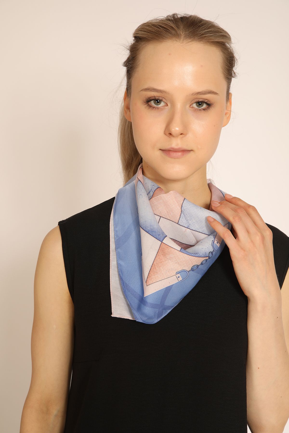 BERCHEM SCARF Mavi Pembe Geometrik Desenli Kadın Fular – Modern ve Şık Boyun Aksesuarı