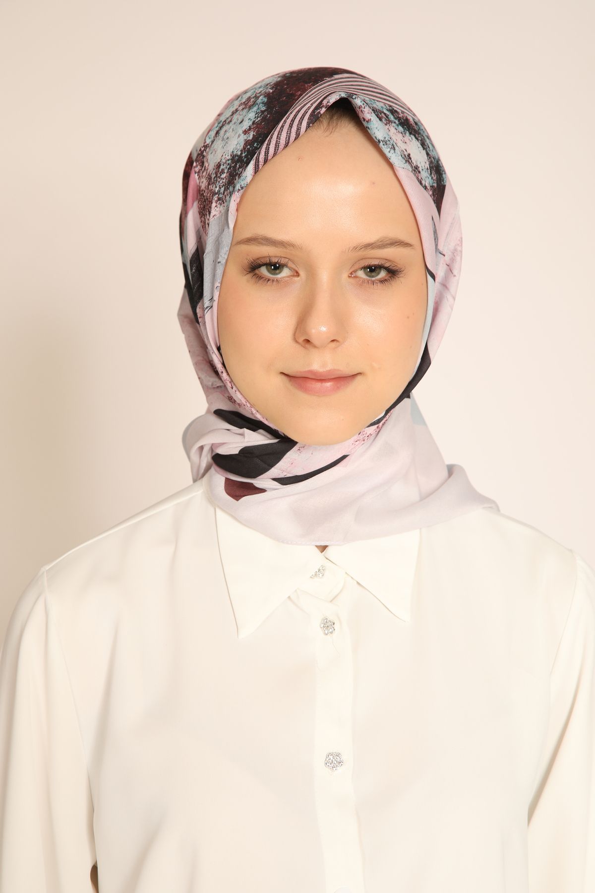 BERCHEM SCARF Pudra ve Siyah Geometrik Desenli Soft Eşarp - Zarif ve Modern Tasarım