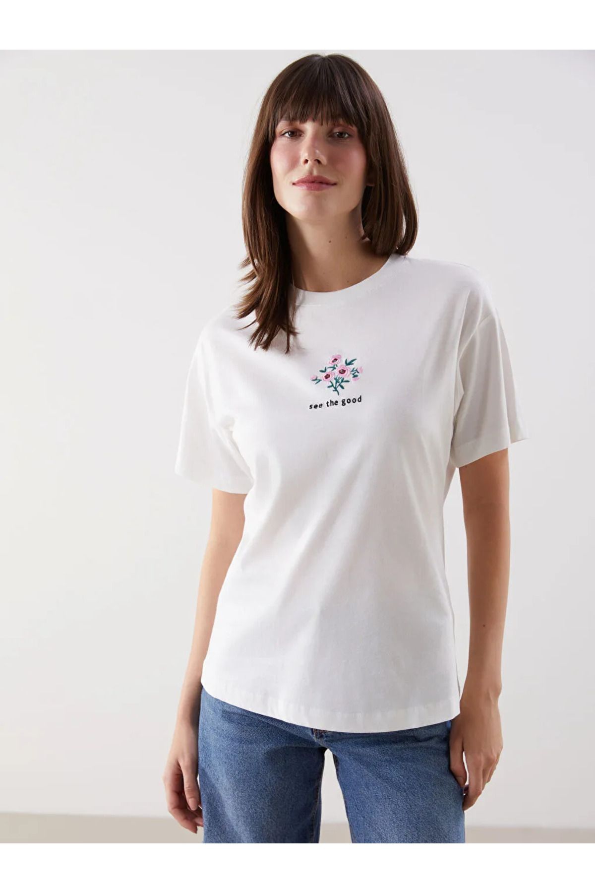 LC Waikiki LCW Comfort Ekru Bisiklet Yaka Nakışlı Kadın Tişört