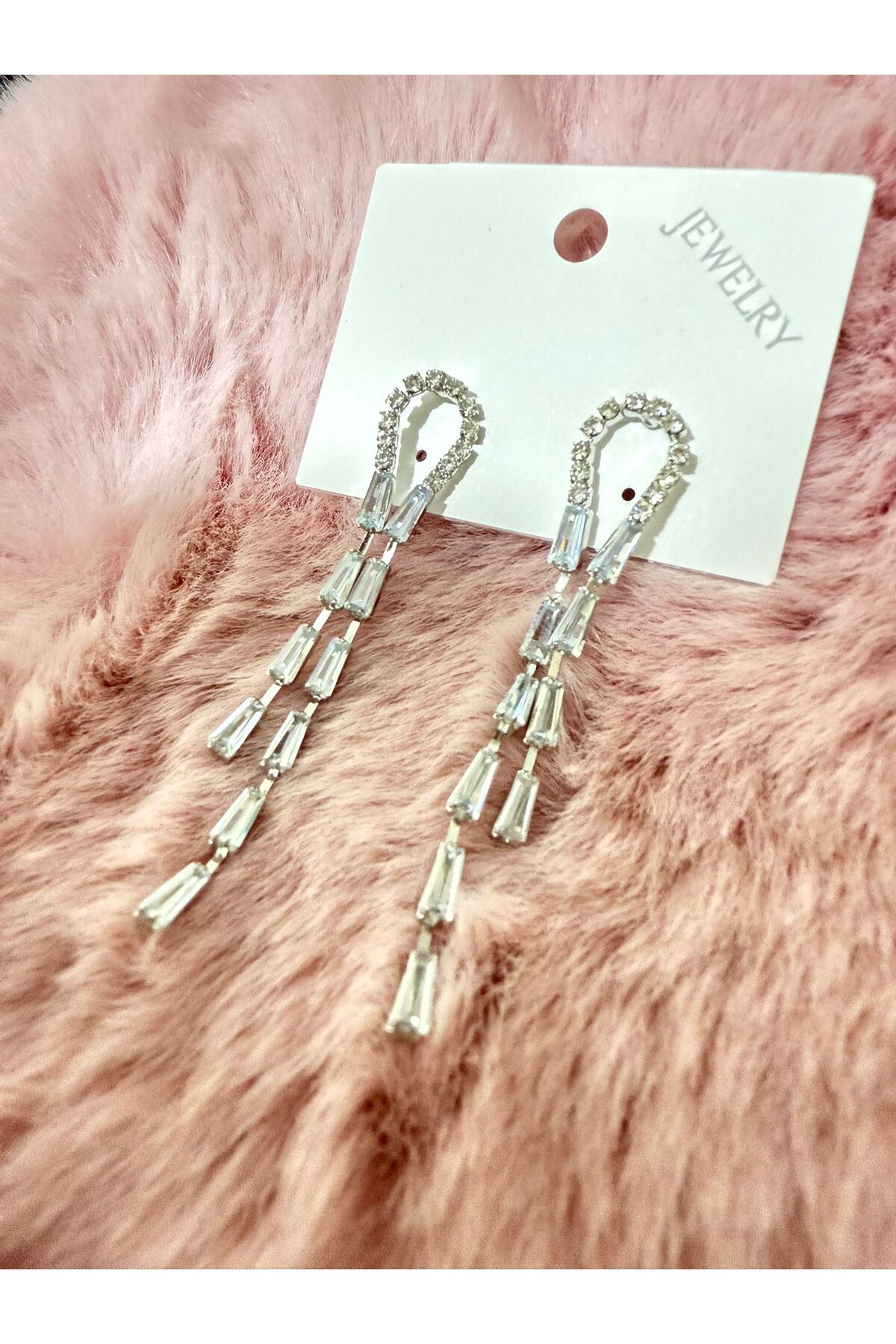 Butik Zincir Detaylı Baget Taşlı Işıltılı Silver Küpe - Enerjini Yükselt, Şıklığını Tamamla