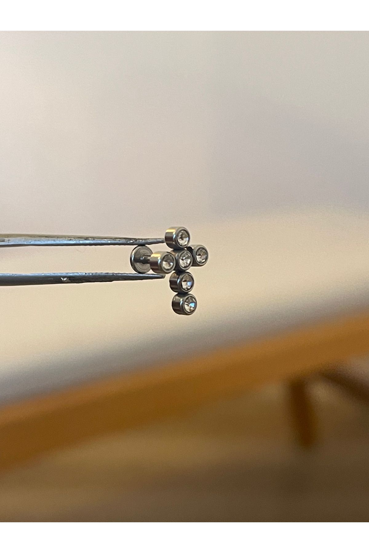 Rupen Kraft 316 L Cerrahi Çelik 6 Taşlı Haç Modeli Dudak Kıkırdak Helix Tragus Piercingi