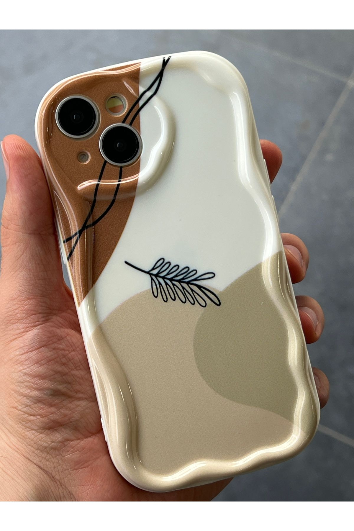 EDELFU iPhone 13 ve 14 için Desenli Yanları Dalgalı Silikon Kapak Koruyucu ve Darbeye Dayanıklı Kılıf
