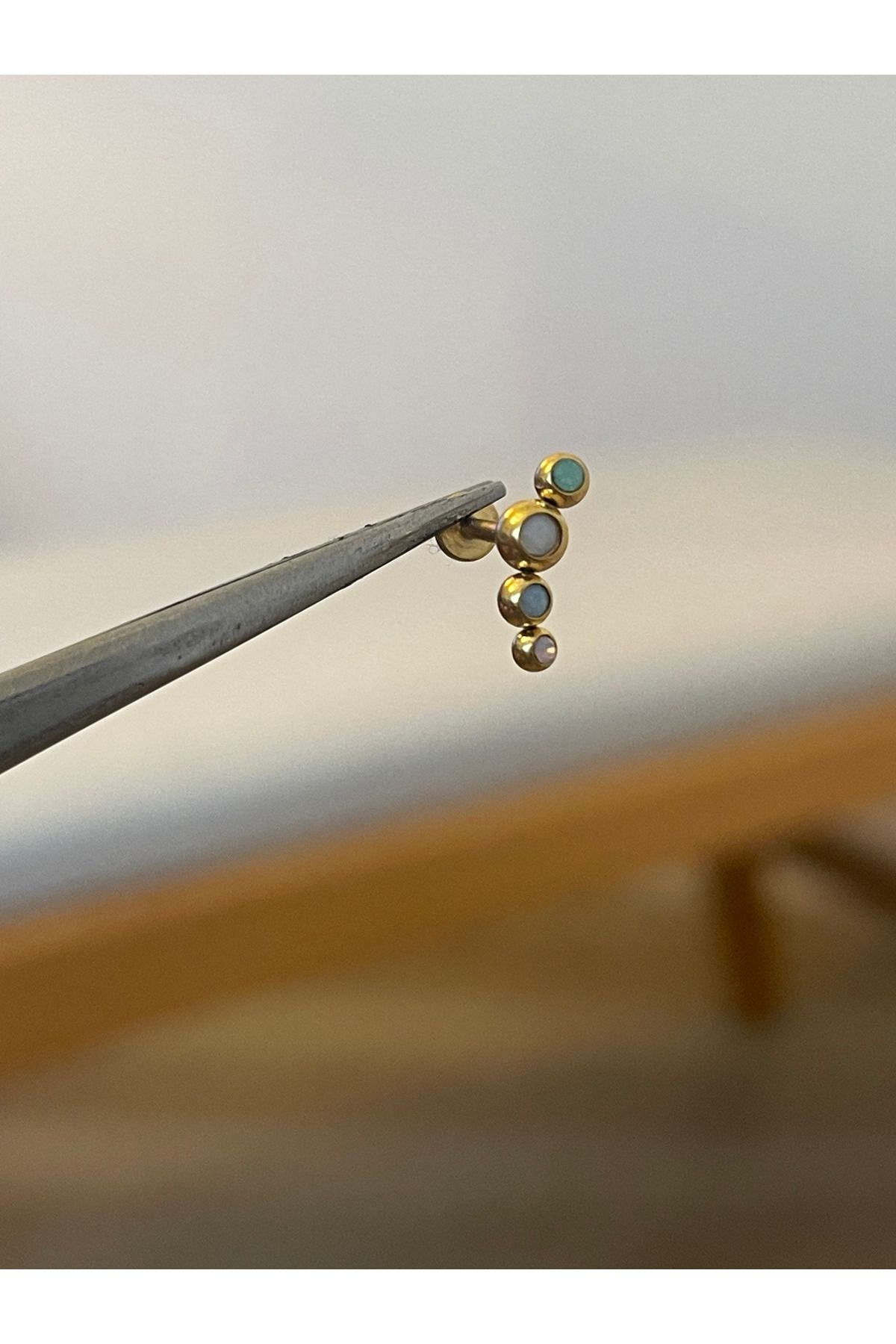 Rupen Kraft 316 L Cerrahi Çelik 4 Taşlı Renkli Asimetrik Altın Tragus Helix Kıkırdak Dudak Piercingi