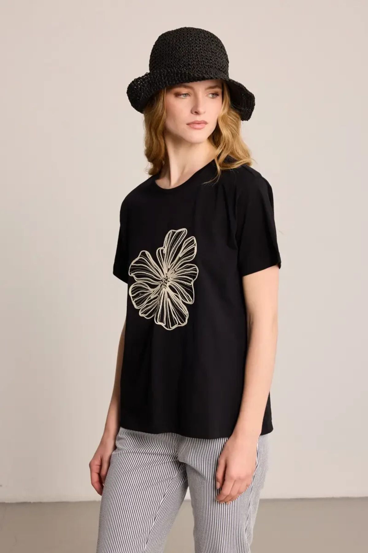 Gusto Çiçek Nakışlı Pamuk T-Shirt - Siyah