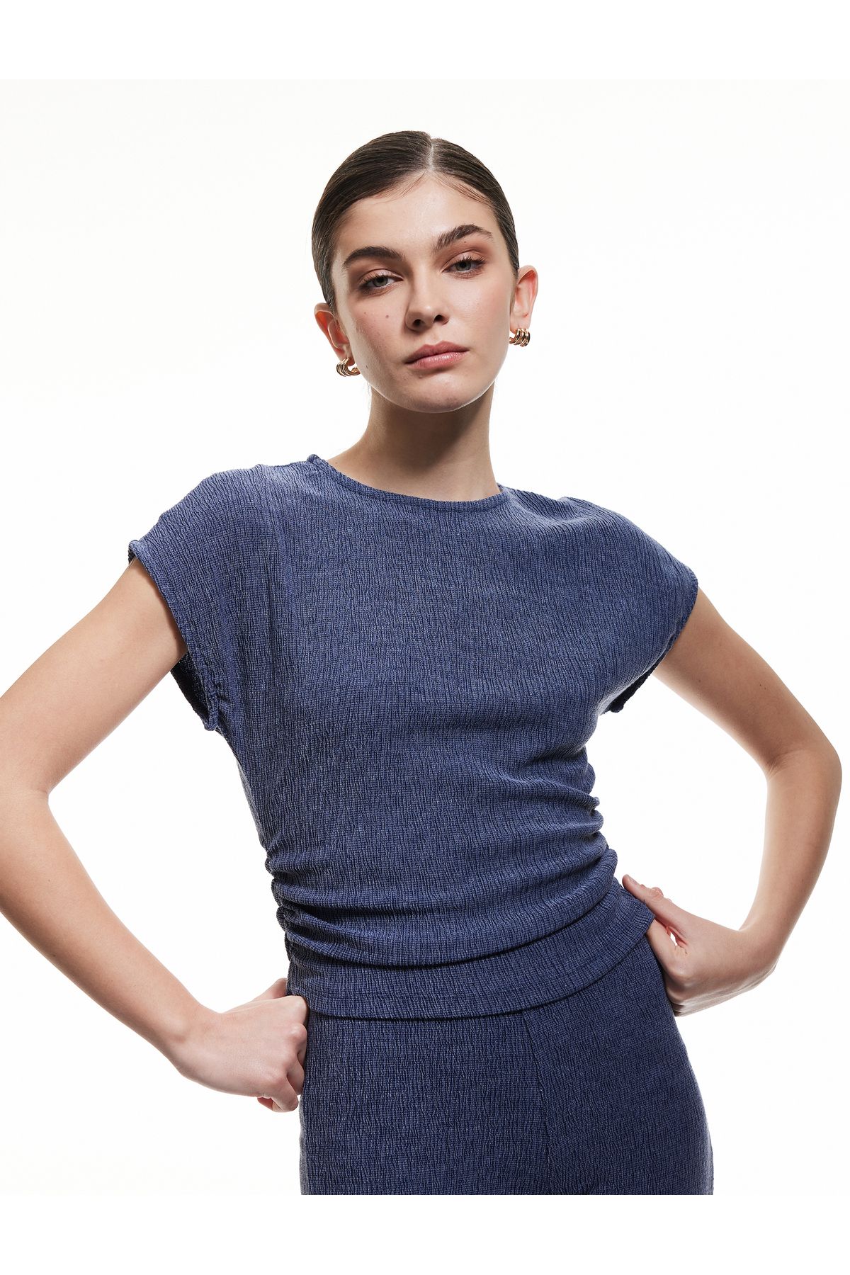 Koton Yeni Sezon Drape Detaylı Kısa Yarasa Kollu Bisiklet Yaka Slim Fit Dokulu Tişört