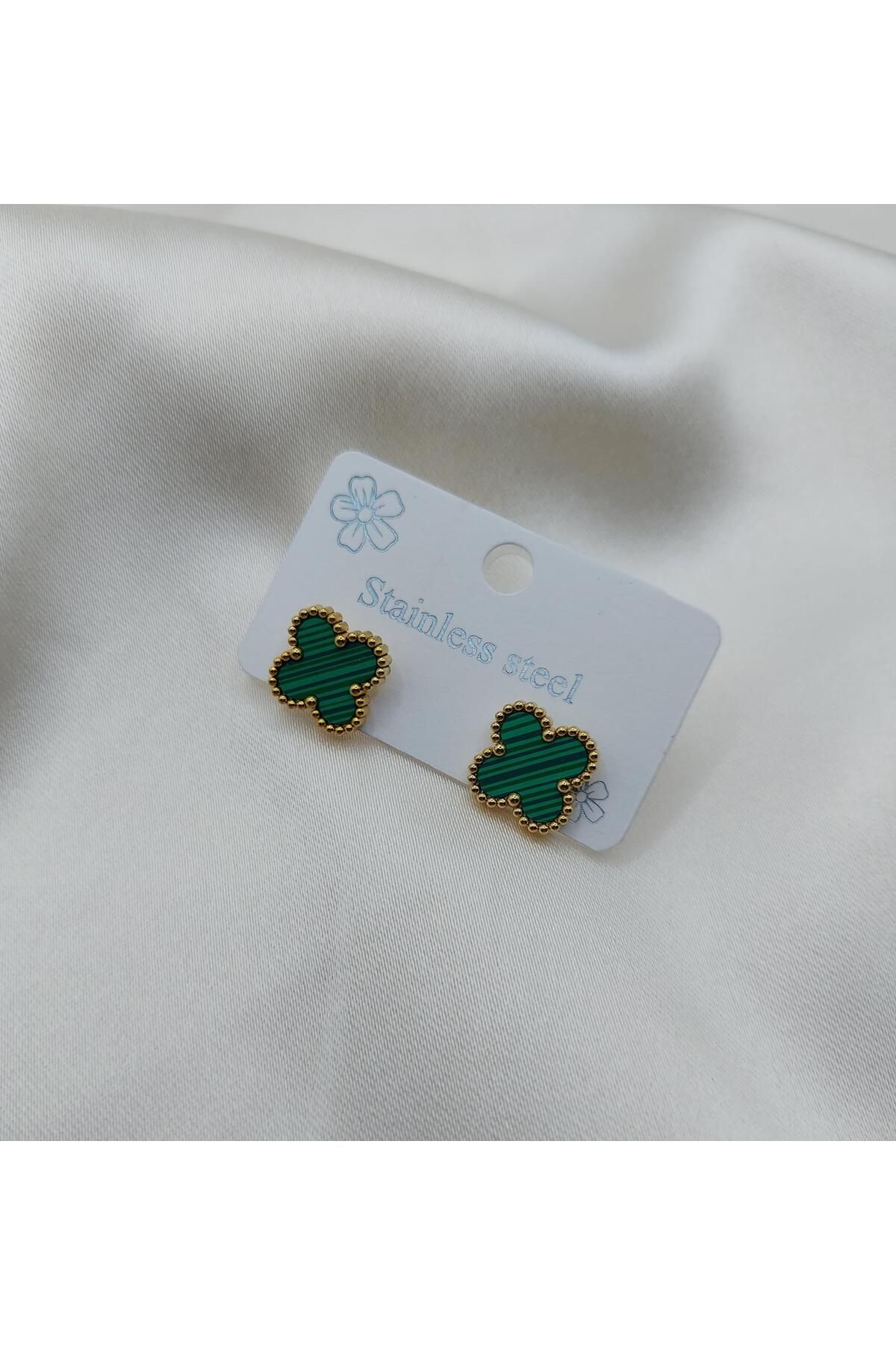 melif accesories Yeşil Yonca Figürlü Çelik Küpe – Altın Detaylarla Büyüleyici Şıklık