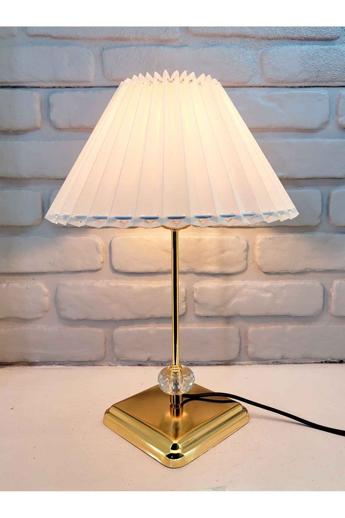 Decodelight Gold Kaplama Metal Kare Ayaklı Kristal Cam Taşlı El Yapımı Pileli Kumaş Şapkalı Abajur Masa Lambası