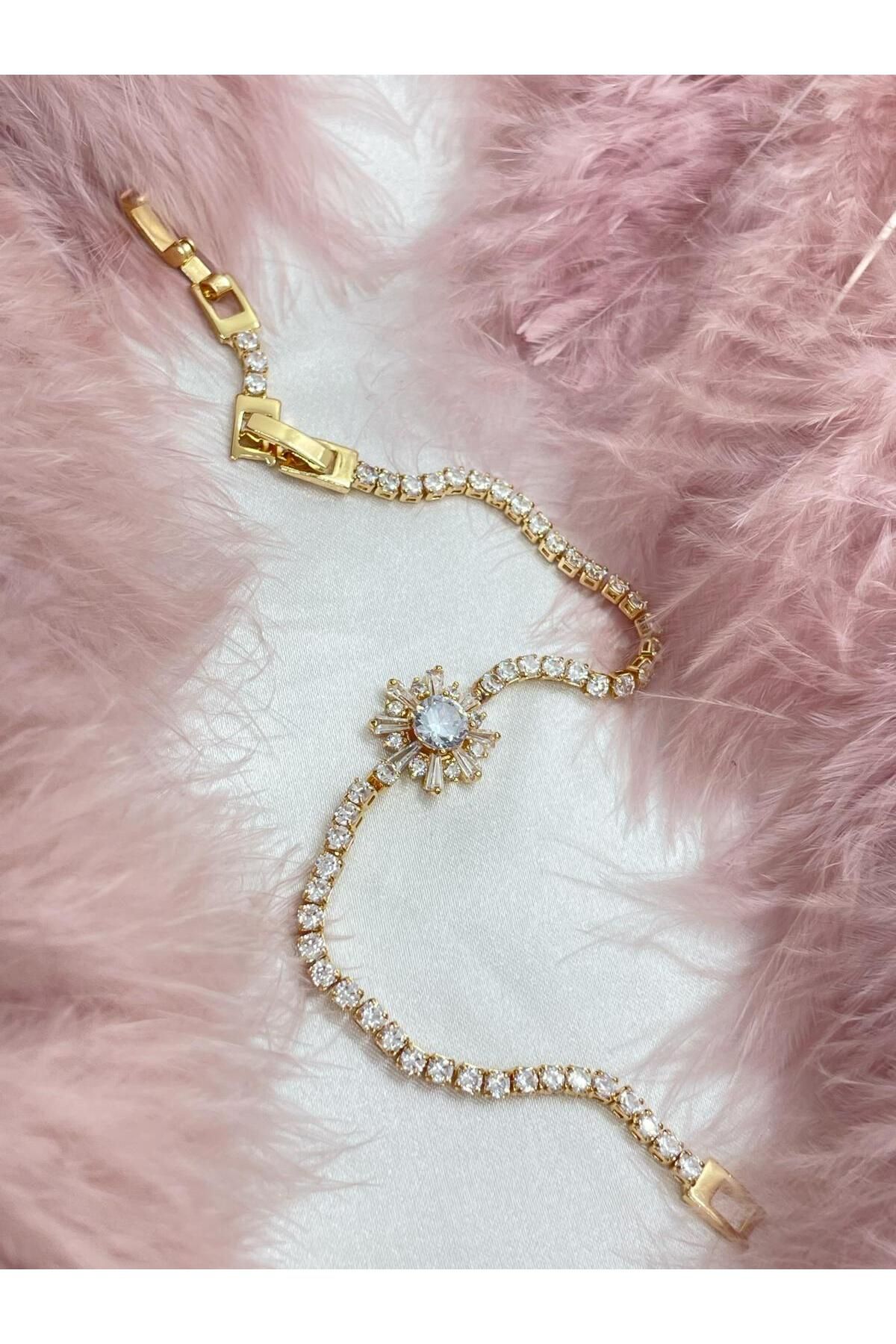 melif accesories Gold Renk Çiçek Figürlü Zirkonyum Su Yolu Bileklik – Işıltılı ve Zarif Tasarım