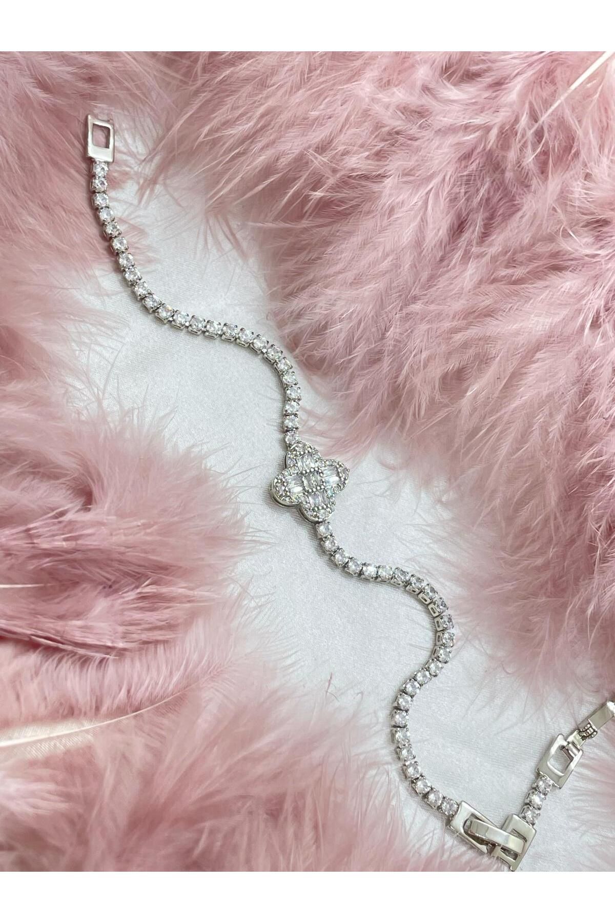 melif accesories Gümüş Renk Dikdörtgen Model Yonca Figürlü Zirkon Su Yolu Bileklik – Zarif ve Işıltılı Tasarım