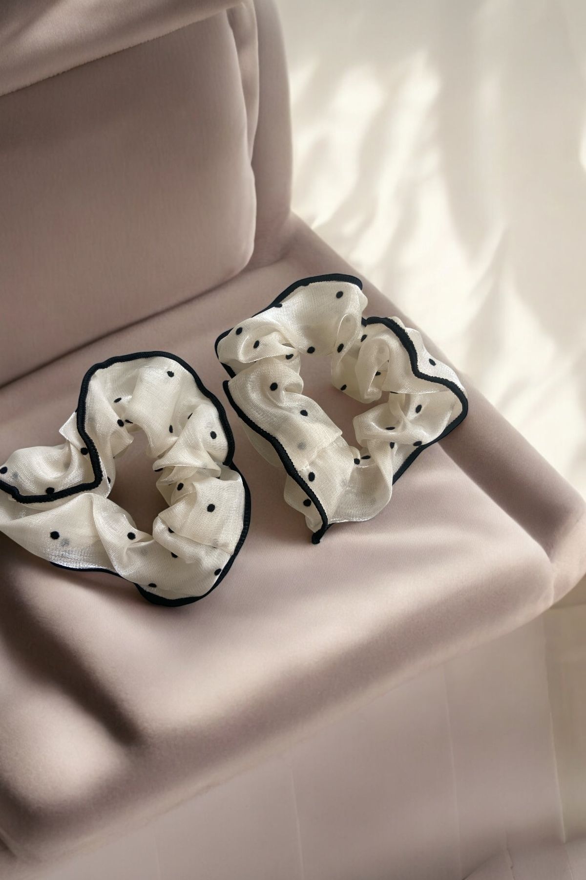 Agleam Siyah Kenarlı Noktalı Scrunchie Toka