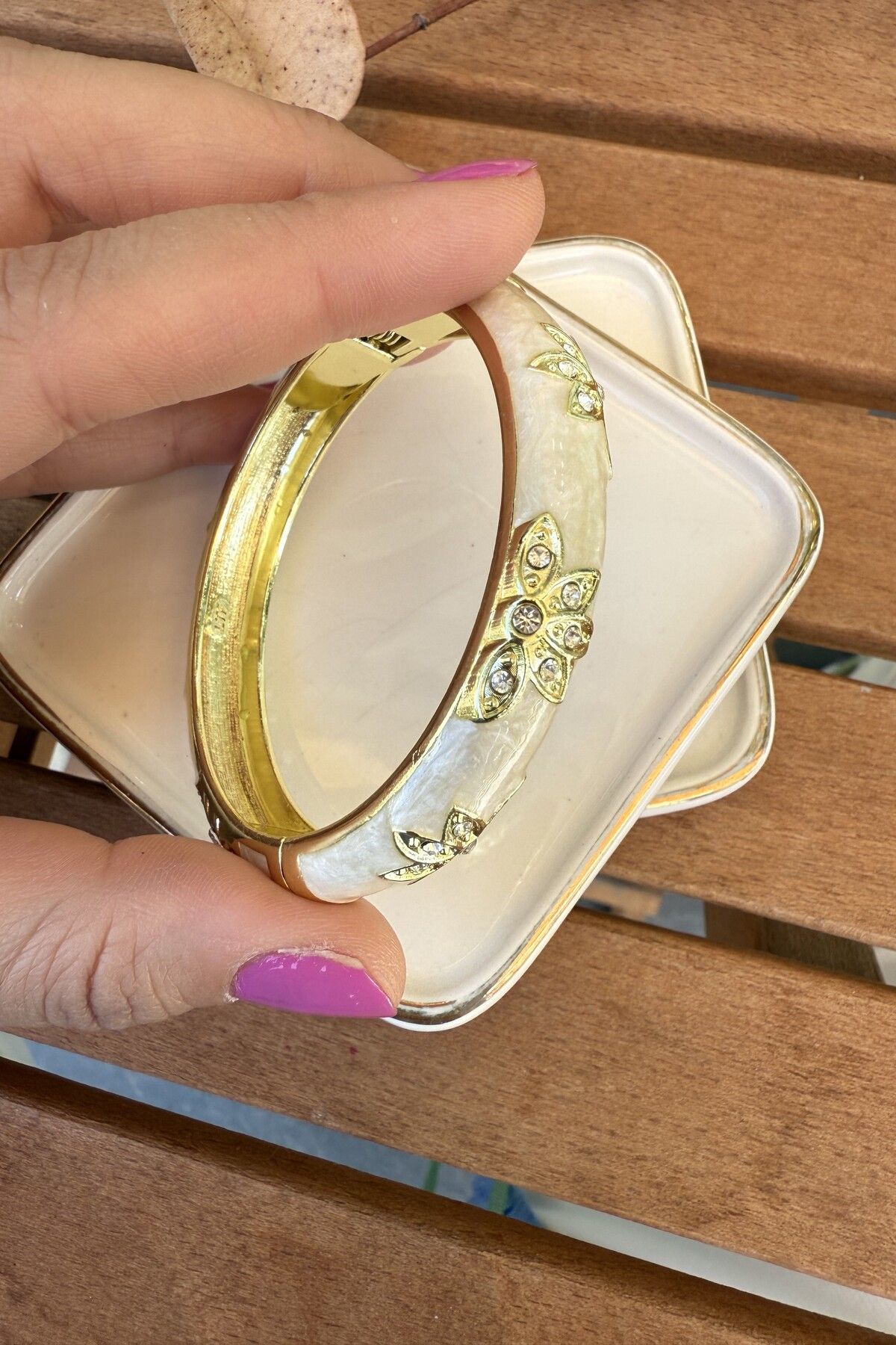 AURA ATELIER Mineli 14K Altın Kaplama Krem Çiçekli Bilezik 6cm