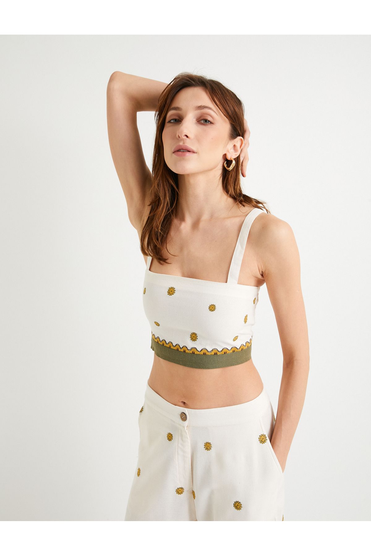 Koton Yeni Sezon Çiçekli Crop Üst İşlemeli Askılı Slim Fit