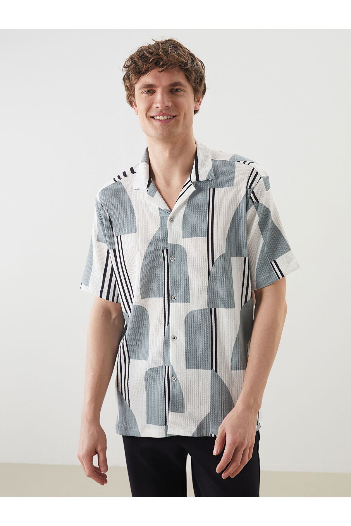 LC Waikiki Regular Fit Kısa Kollu Desenli Erkek Gömlek