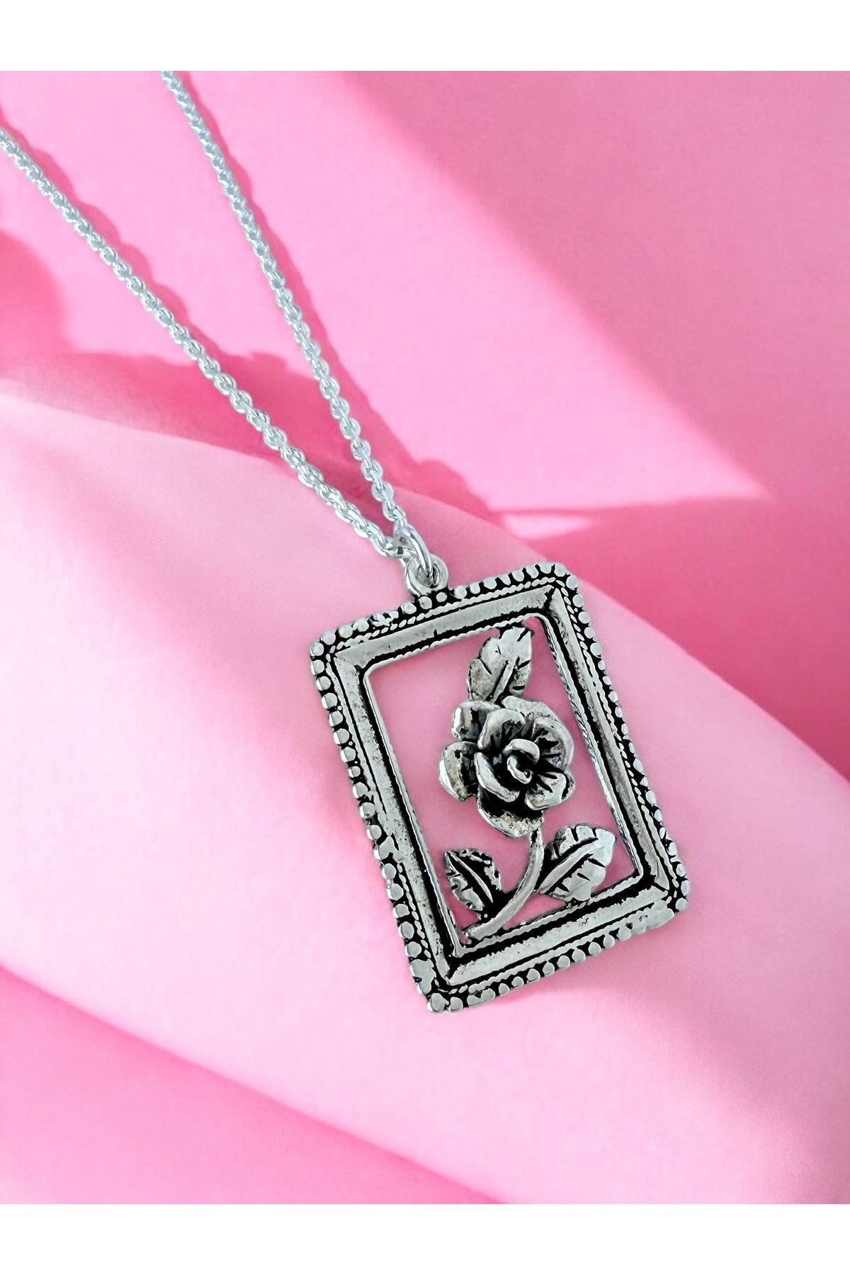 Alaja Silver Gül Kabartmalı Vintage Tasarım Çerçeve Çiçek 925 Ayar Gümüş Kolye, Romantik Gümüş Çiçek Tılsımı