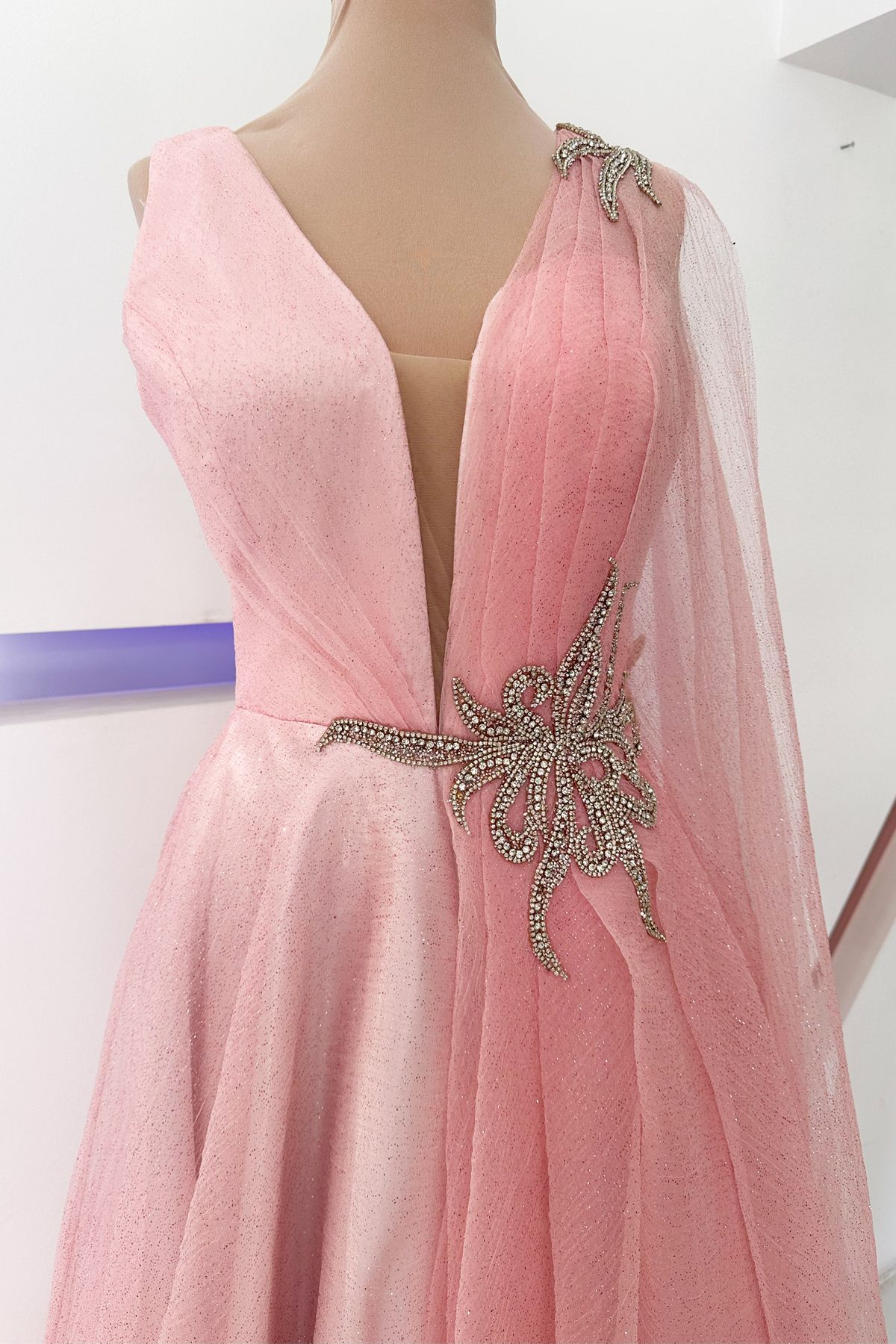 HalilModa Omuzdan Tül Detaylı , Taş İşlemeli , Dekolteli Pembe Abiye Elbise