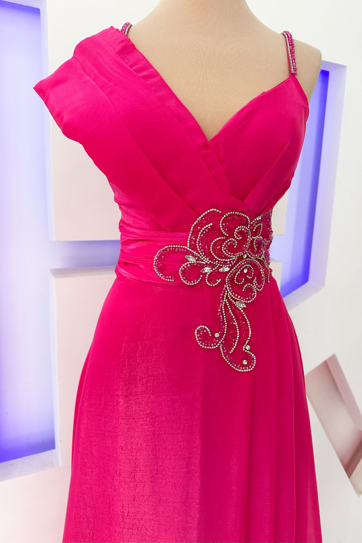 HalilModa Omuz Detaylı , Taş İşlemeli , Askılı Pembe Abiye Elbise
