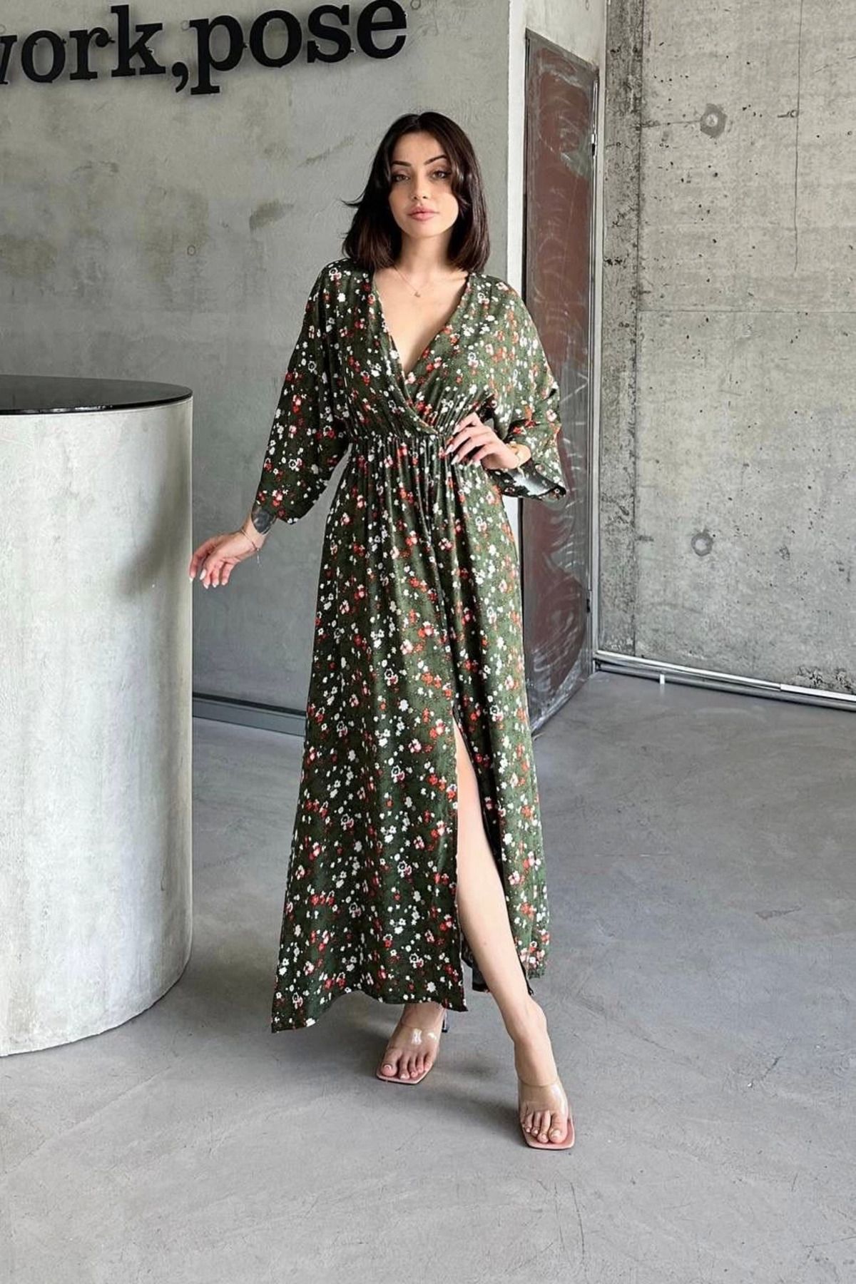 İntive Lingerie Dokuma Haki/Beyaz Çiçek Baskılı Çok Renkli Yarasa Kol V Yaka Yırtmaçlı Uzun Latin Elbise