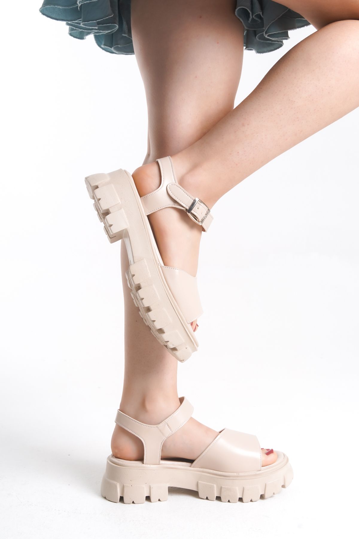 Pofi Shoes Çapraz Bantlı Bilekten Bağlamalı Yüksek Taban Günlük Sandalet