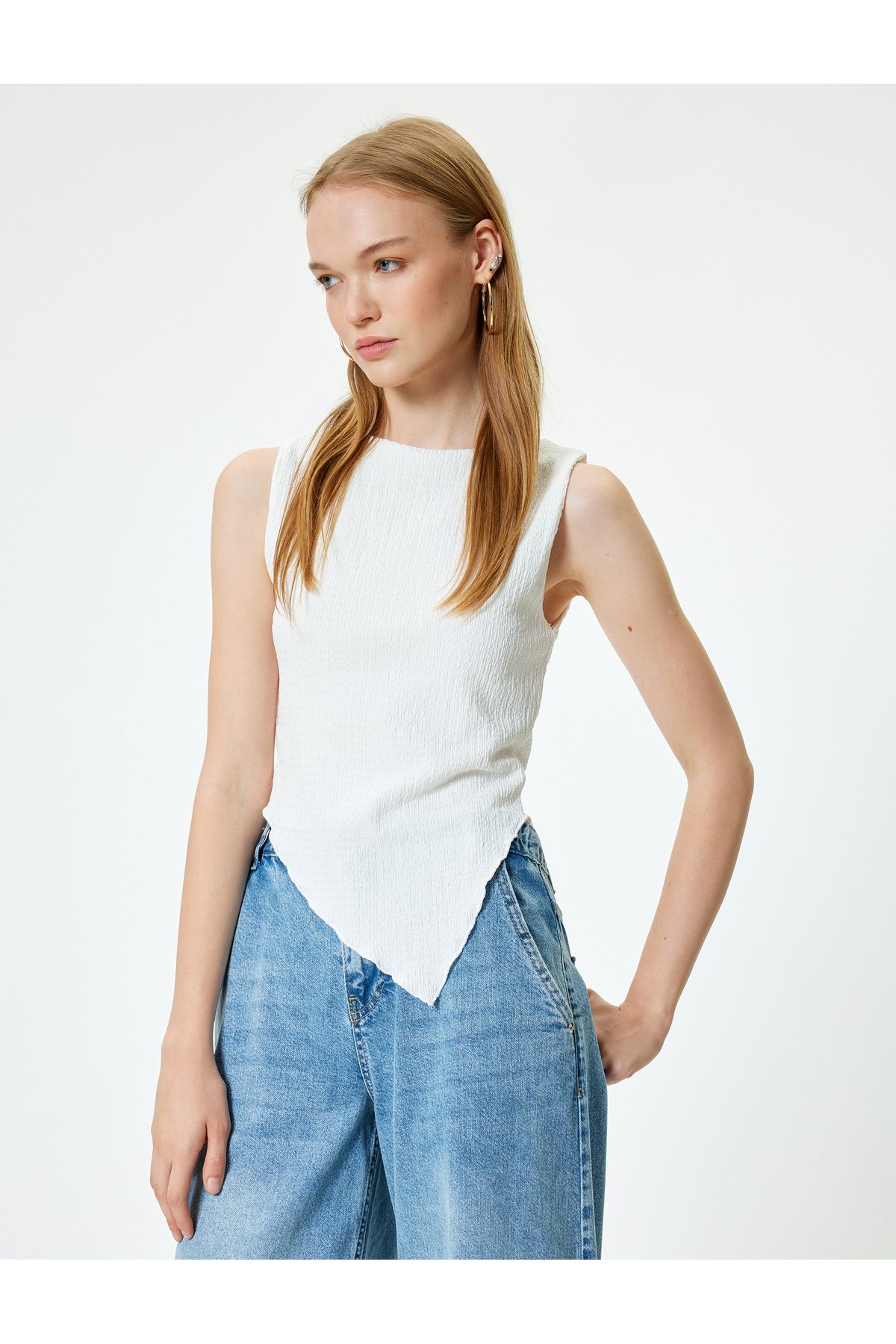 Koton Yeni Sezon Kolsuz Bluz Bürümcük Asimetrik Kesim Bisiklet Yaka Slim Fit