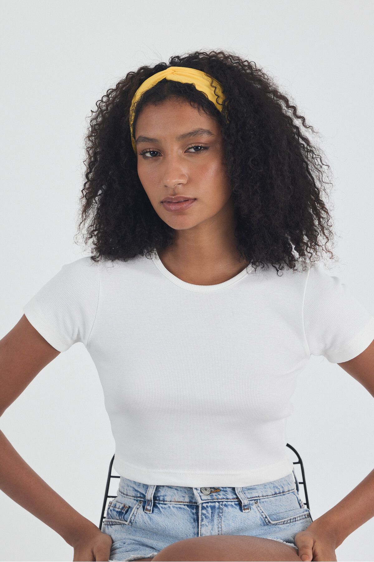 Butikgiz Beyaz Kısa Kol Bisiklet Yaka Vücuda Oturan Kaşkorse Crop + Bandana Set %100 Pamumklu, Esnek Rahat