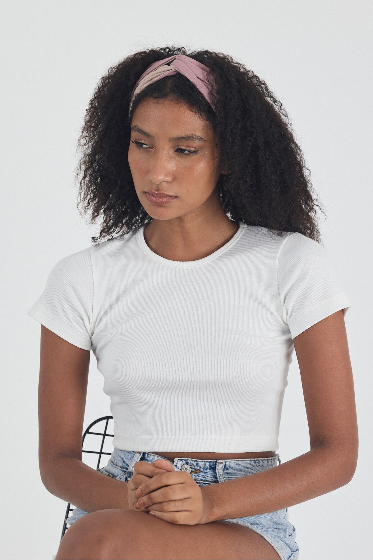 Butikgiz Beyaz Kısa Kol Bisiklet Yaka Vücuda Oturan Kaşkorse Crop + Bandana Set %100 Pamumklu, Esnek Rahat
