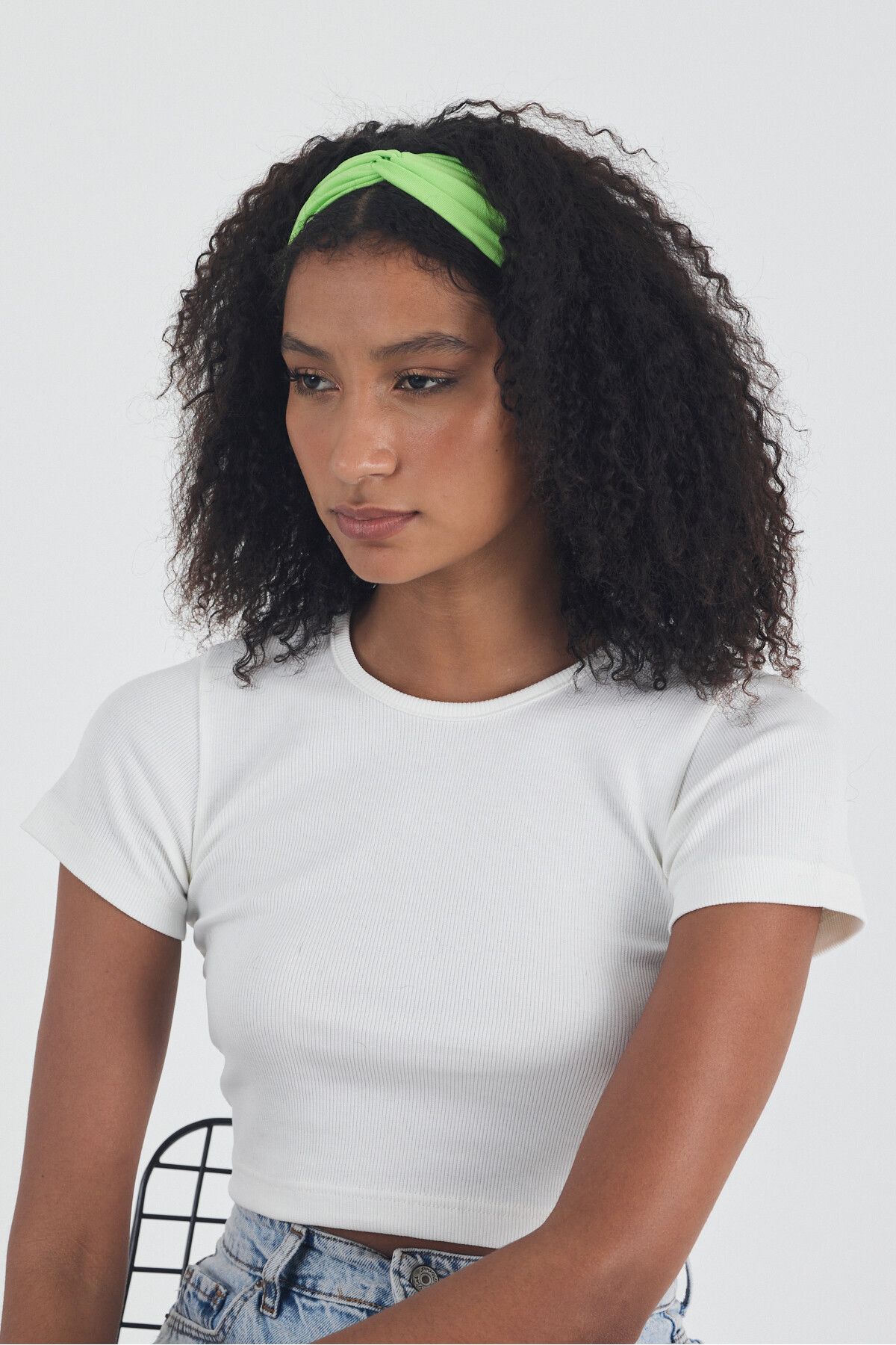 Butikgiz Beyaz Kısa Kol Bisiklet Yaka Vücuda Oturan Kaşkorse Crop + Bandana Set %100 Pamumklu, Esnek Rahat