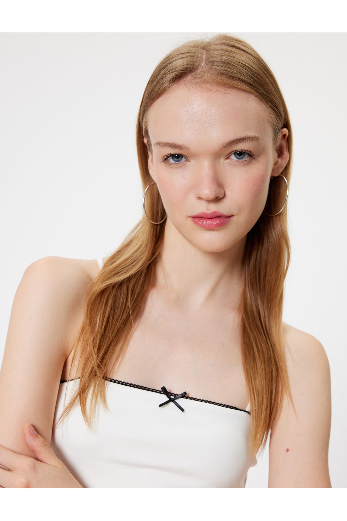 Koton Yeni Sezon Crop Üst Fiyonk Detaylı İp Askılı Slim Fit