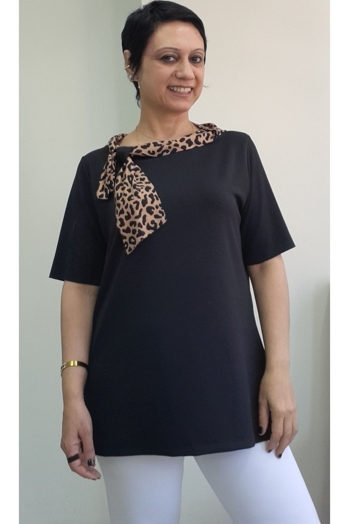 Mertcan Butik Siyah kısa kollu yakası leopar fiyonk görünümlü kayık yaka penye viskon tişört