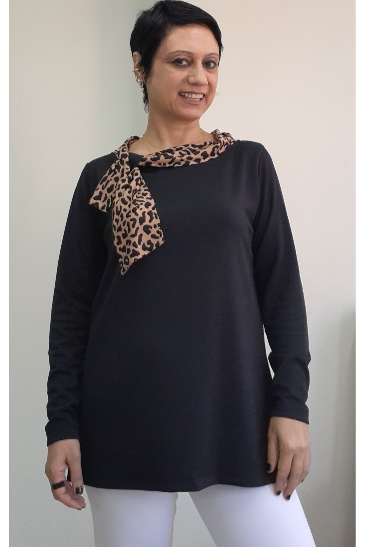 Mertcan Butik Siyah uzun kollu yakası leopar garnitürlü fiyonk görünümlü kayık yaka penye viskon tişört