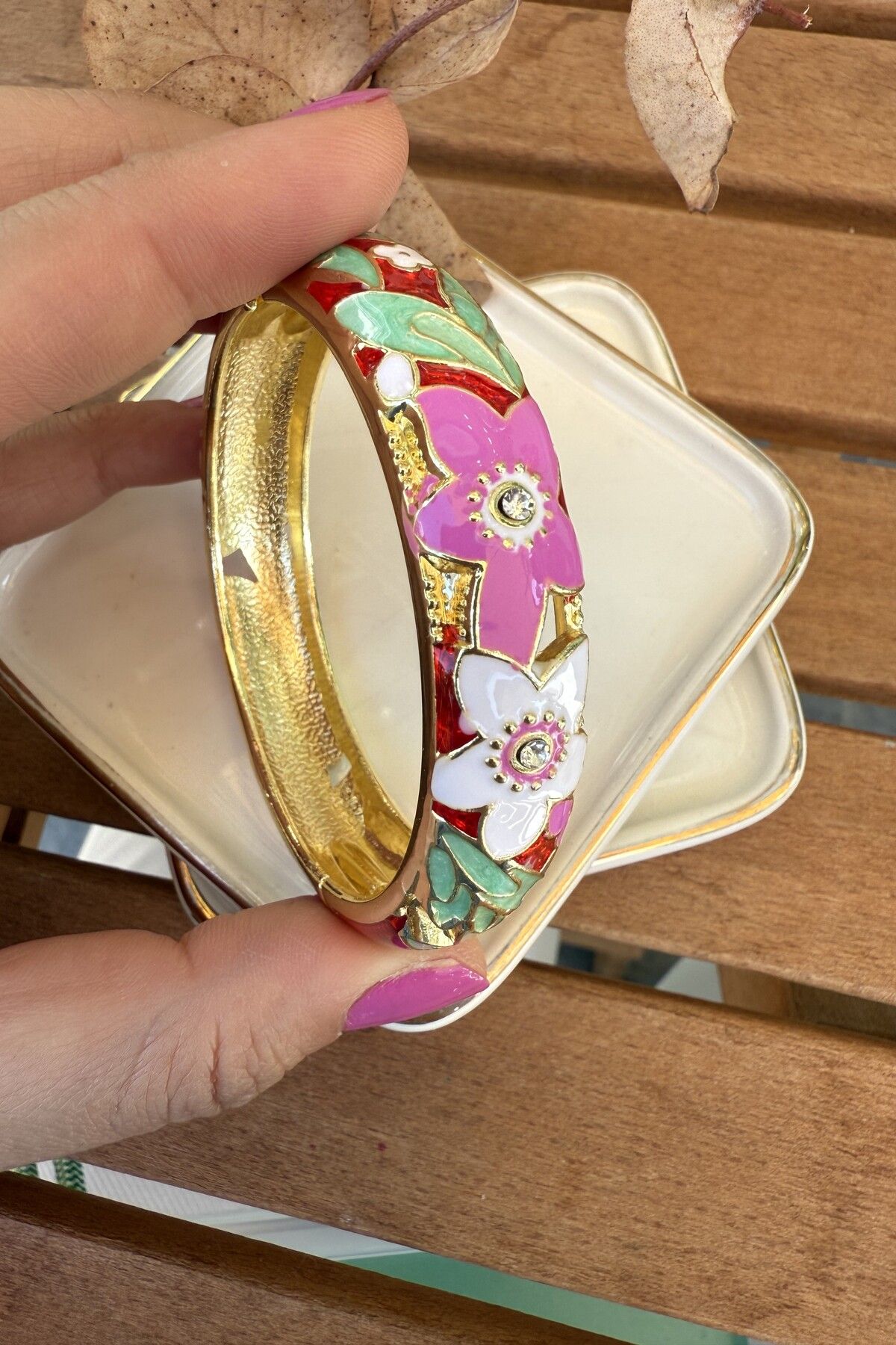 AURA ATELIER Mineli 14K Altın Kaplama Kırmızı Çiçekli Bilezik 6cm