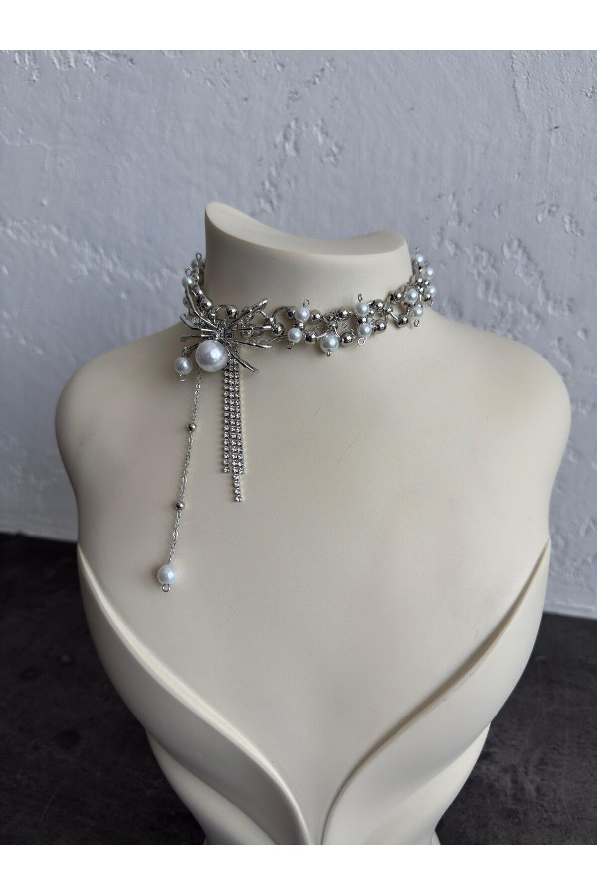 Bettnes ÖRÜMCEK DETAY TASARIM İNCİ CHOKER