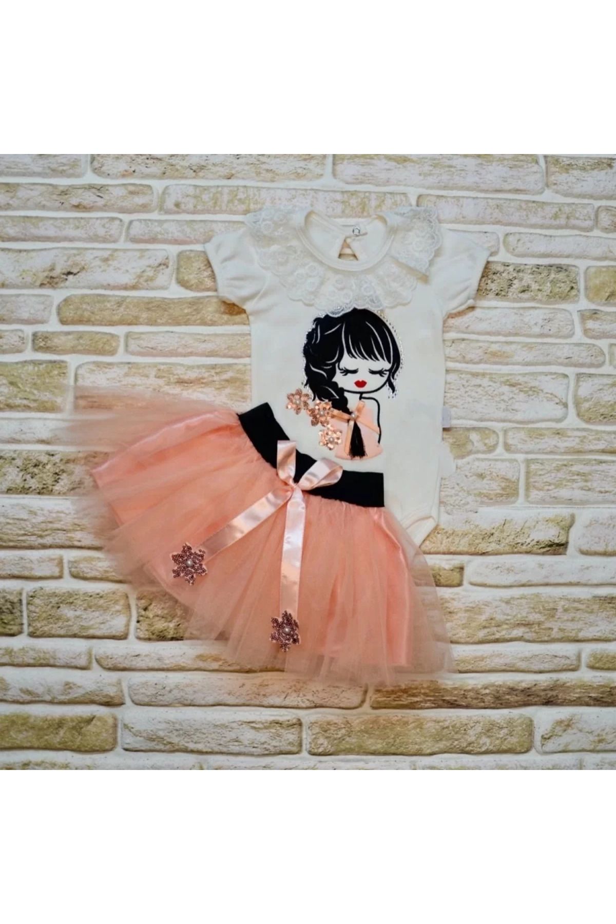 onlinebutik Saçı Örgülü Kız Nakışlı Kurdelalı Kısa Kollu Tütü Etek 2li Kız Bebek Takımı Pudra