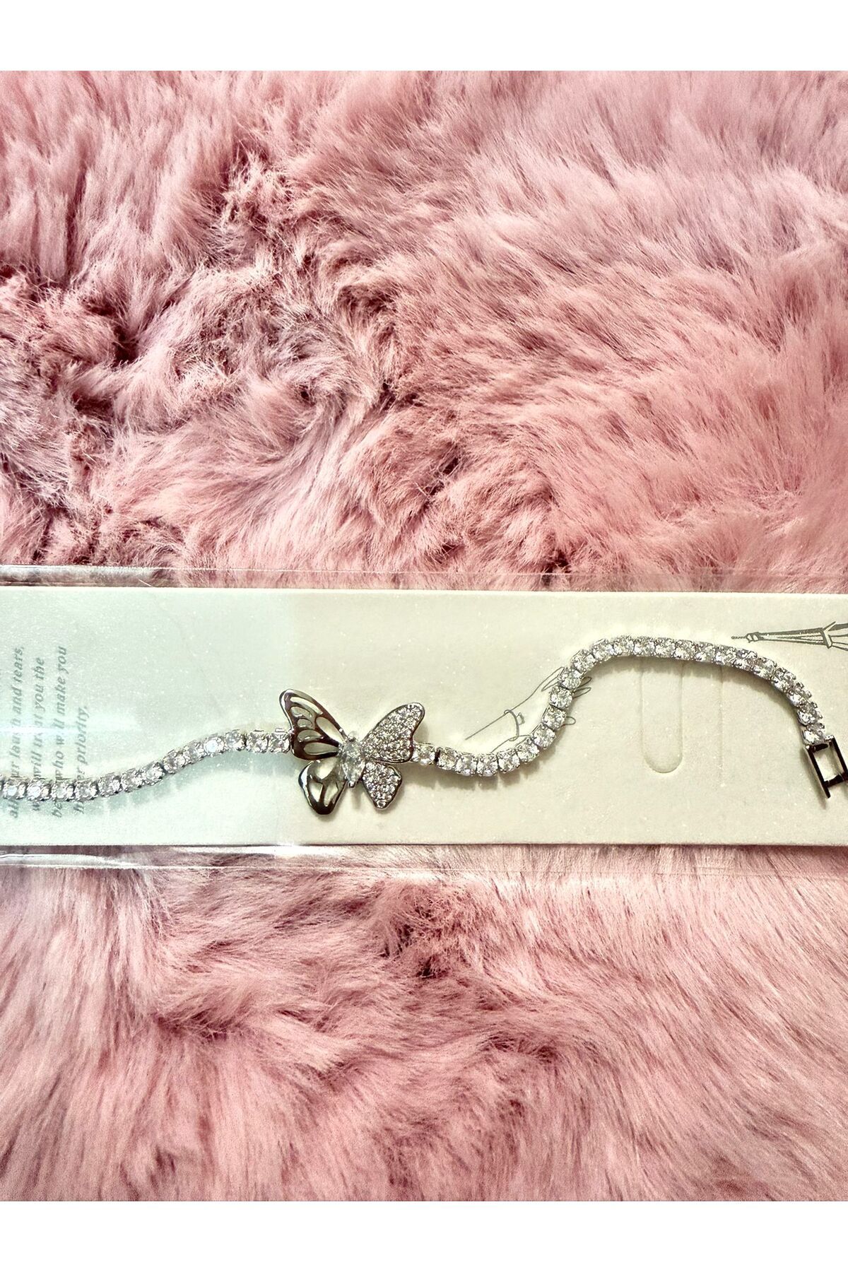 Butik Zarafetin Simgesi: Taşlı Kelebek Çelik Bileklik – Işıltısı ile Bileğinde Dans Etsin!”