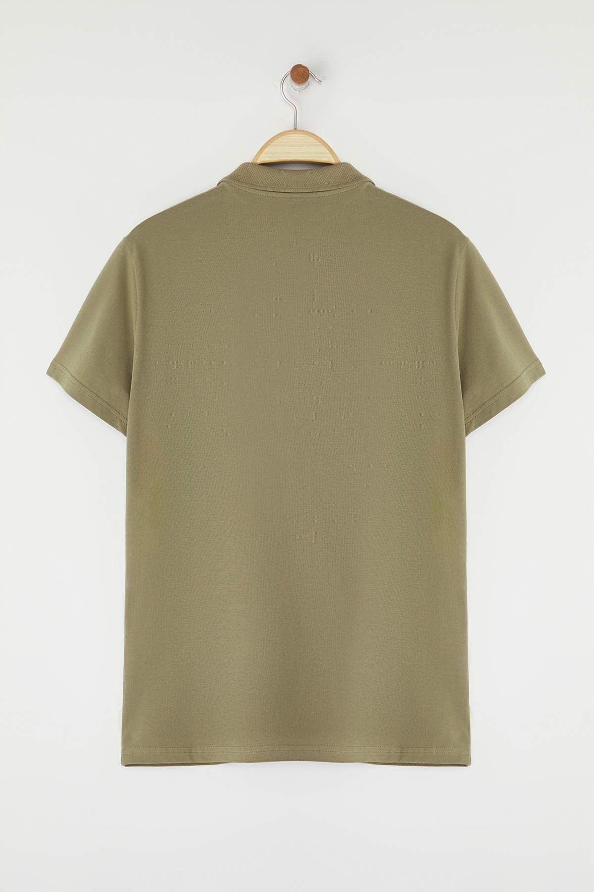Trendyol Collection-Khakifarbenes, normal geschnittenes T-Shirt mit Polokragen aus 100 % Baumwolle mit Reißverschluss 8