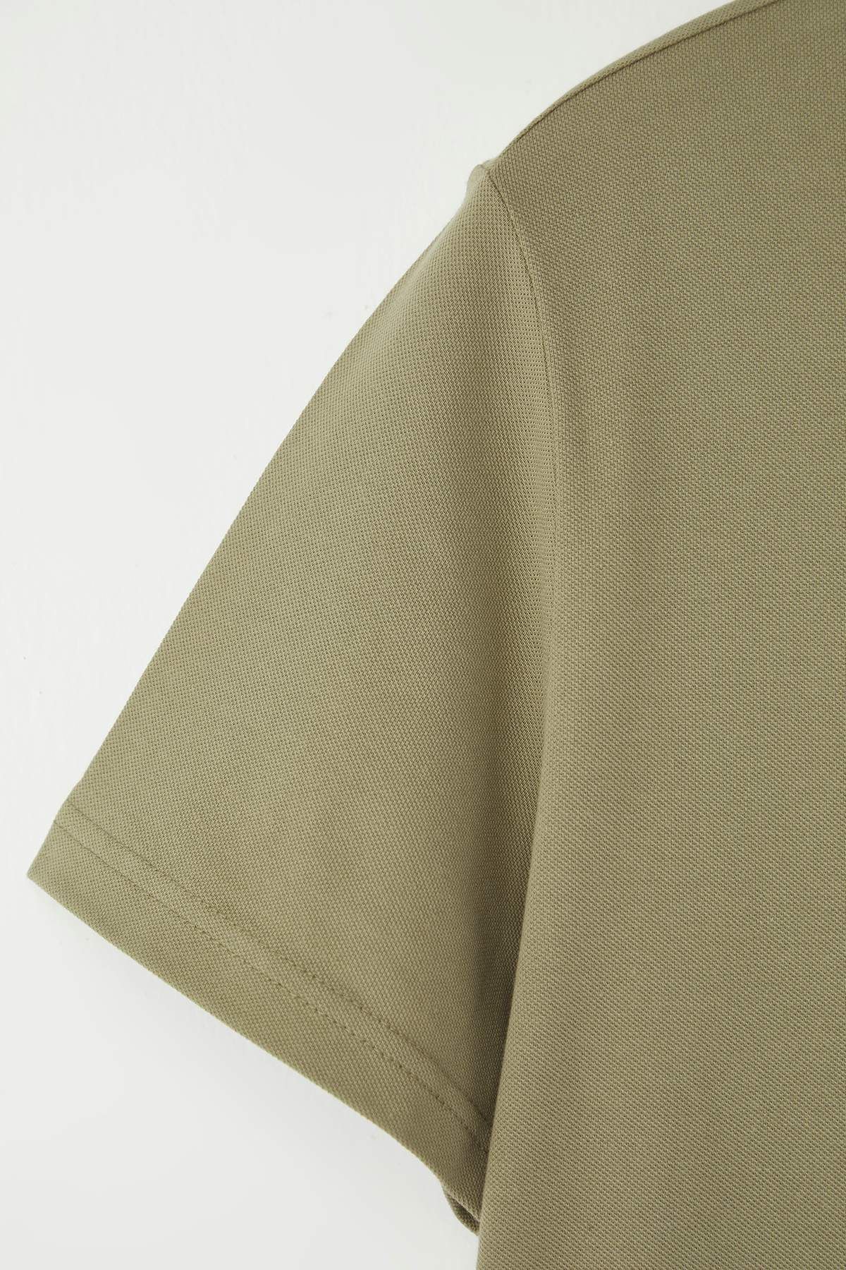 Trendyol Collection-Khakifarbenes, normal geschnittenes T-Shirt mit Polokragen aus 100 % Baumwolle mit Reißverschluss 7
