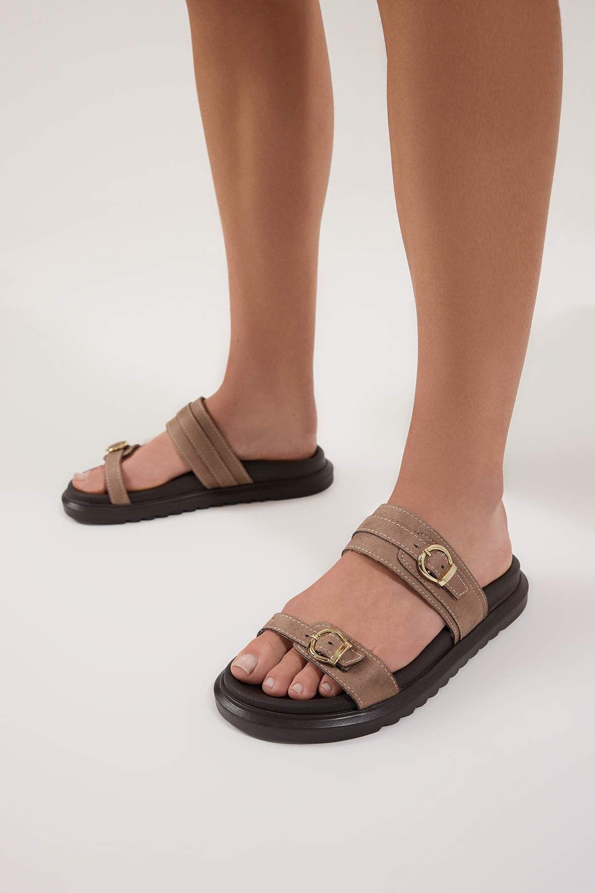 TRENDYOL SHOES Norkové dámske papuče s dvojitou prackou hnedá hrubá podrážka TAKAW25TE00009