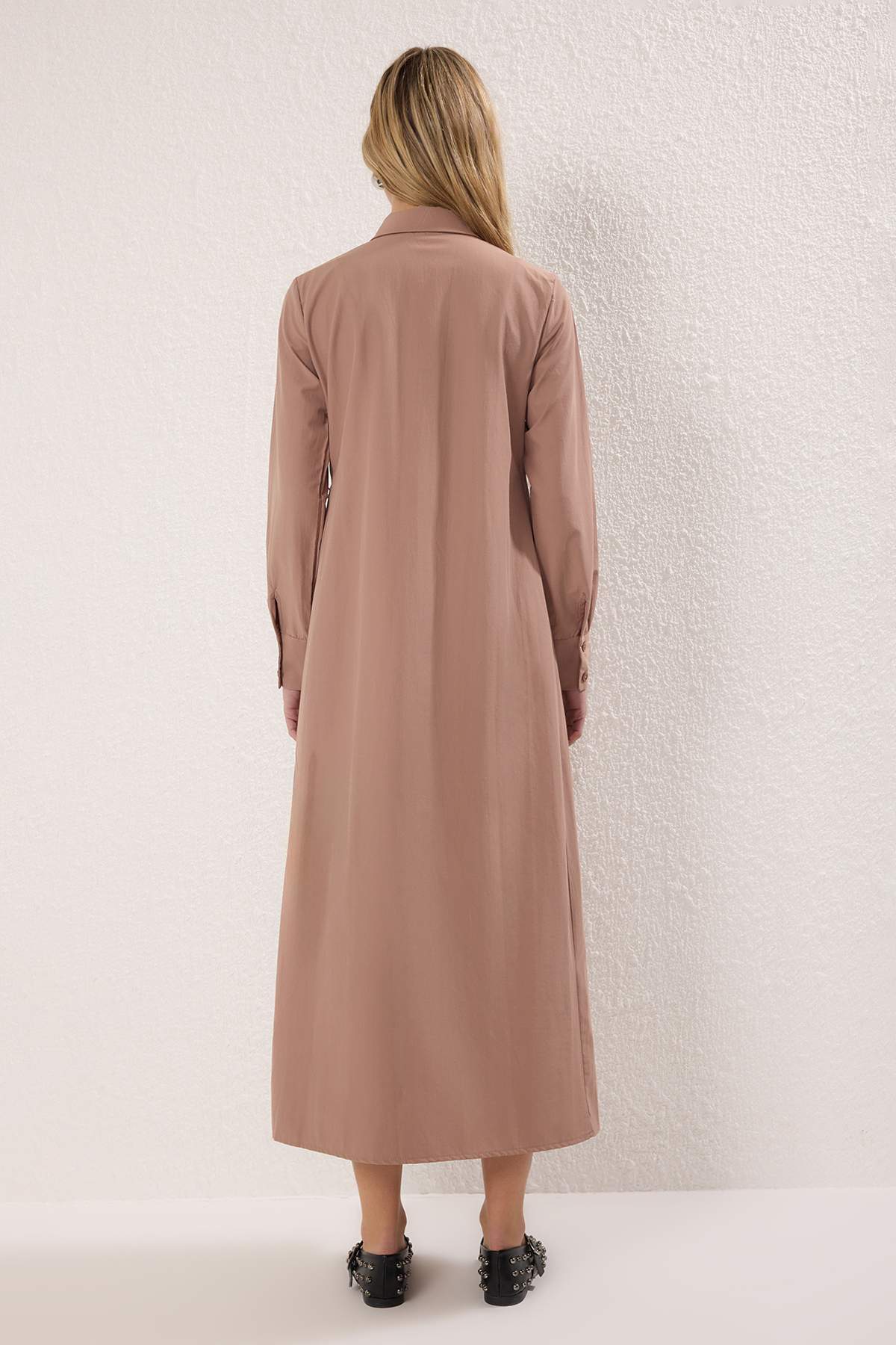 Trendyol Modest-Верблюжа двобортна плісирована сукня з бавовняного тканого полотна TCTSS25EB00065 4