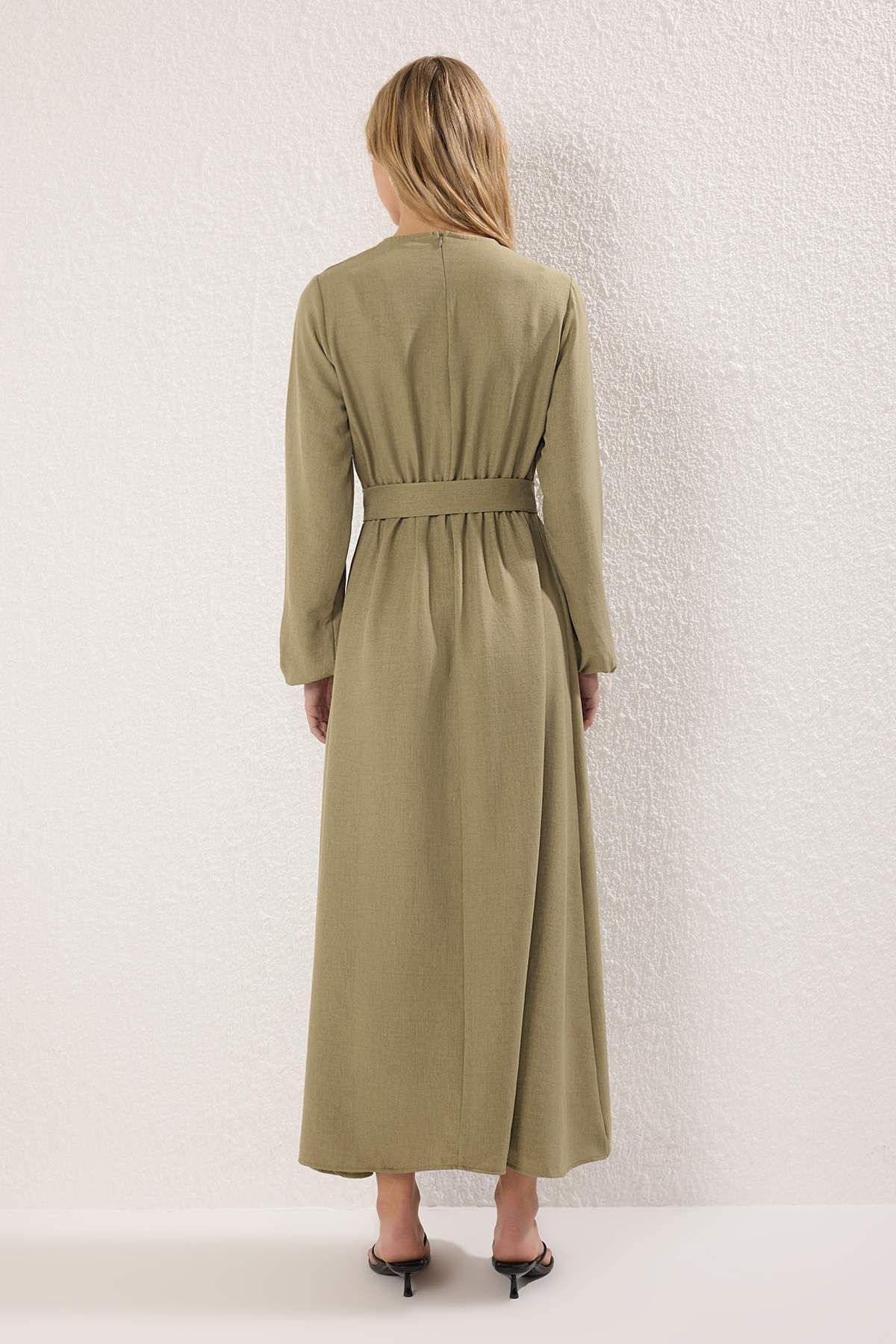 Trendyol Modest-Khaki tkané šaty s páskem TCTSS25EB00096 4