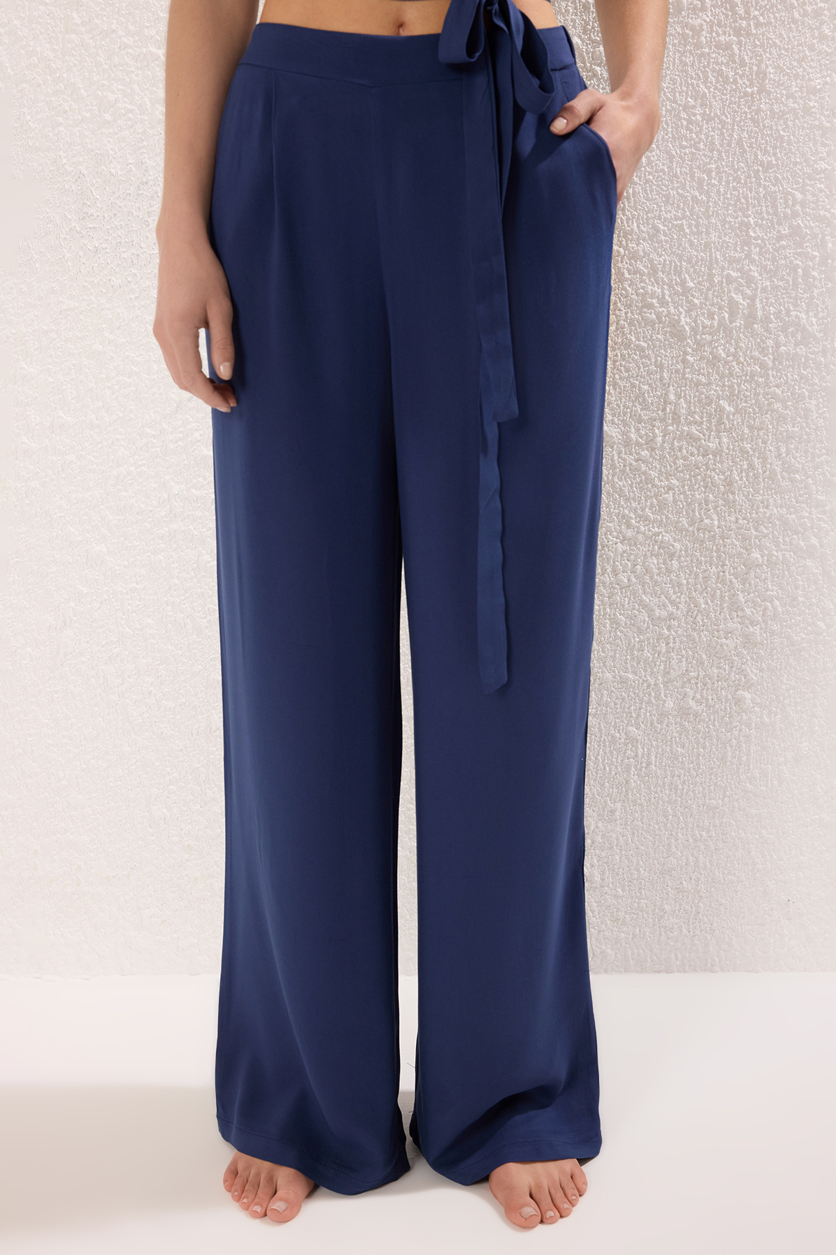 Trendyolmilla  Lacivert Dokuma Bağlama Detaylı Plaj Yüksek Bel Bluz-Pantolon Takım TBESS25AU00086 - Görsel 3