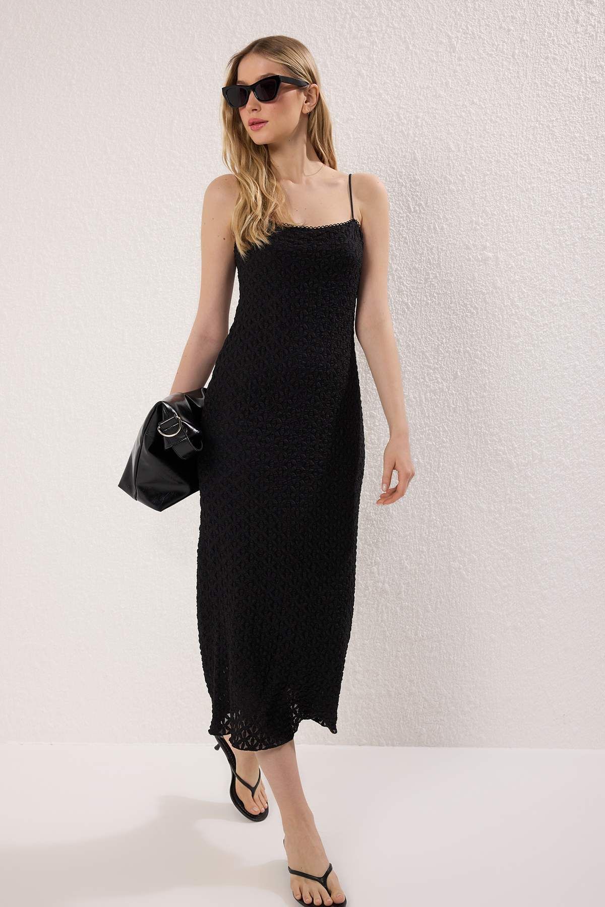 Trendyol Collection Czarna Koronkowa Dopasowana Sukienka Midi Z Dzianiny Na Ramiączkach Kobieta - XS