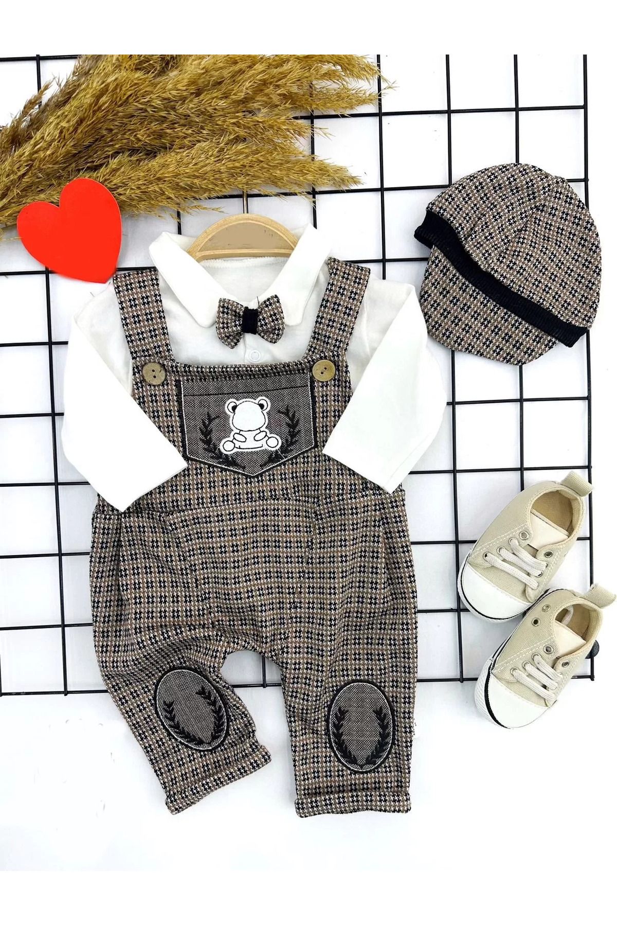 onlinebutik Papyonlu Kırçıl Nakış Detaylı Kasket Şapkalı Uzun Kollu 3lü Erkek Bebek Salopet Takımı Bej