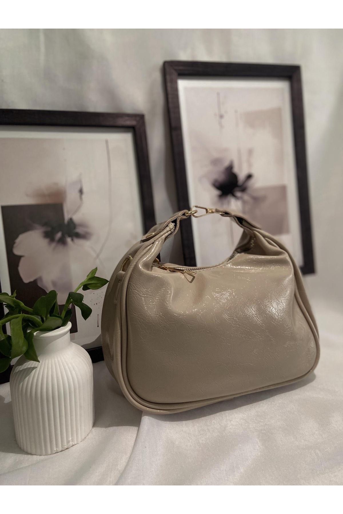 HOBO BAG Hobo El Ve Omuz Çantası Kadın Oval Mini Krem El Çantası.; Ürünün Askı Ipi Bulunmaktadır.
