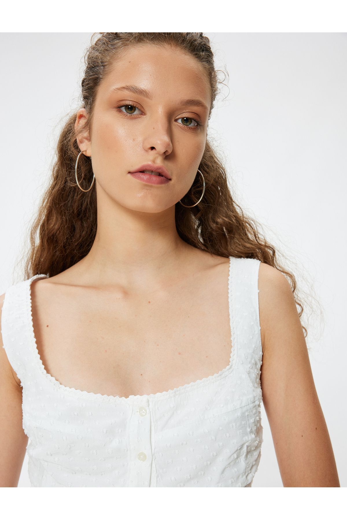 Koton Yeni Sezon Crop Üst Kolsuz Dokulu Düğmeli Dantel Detaylı Slim Fit