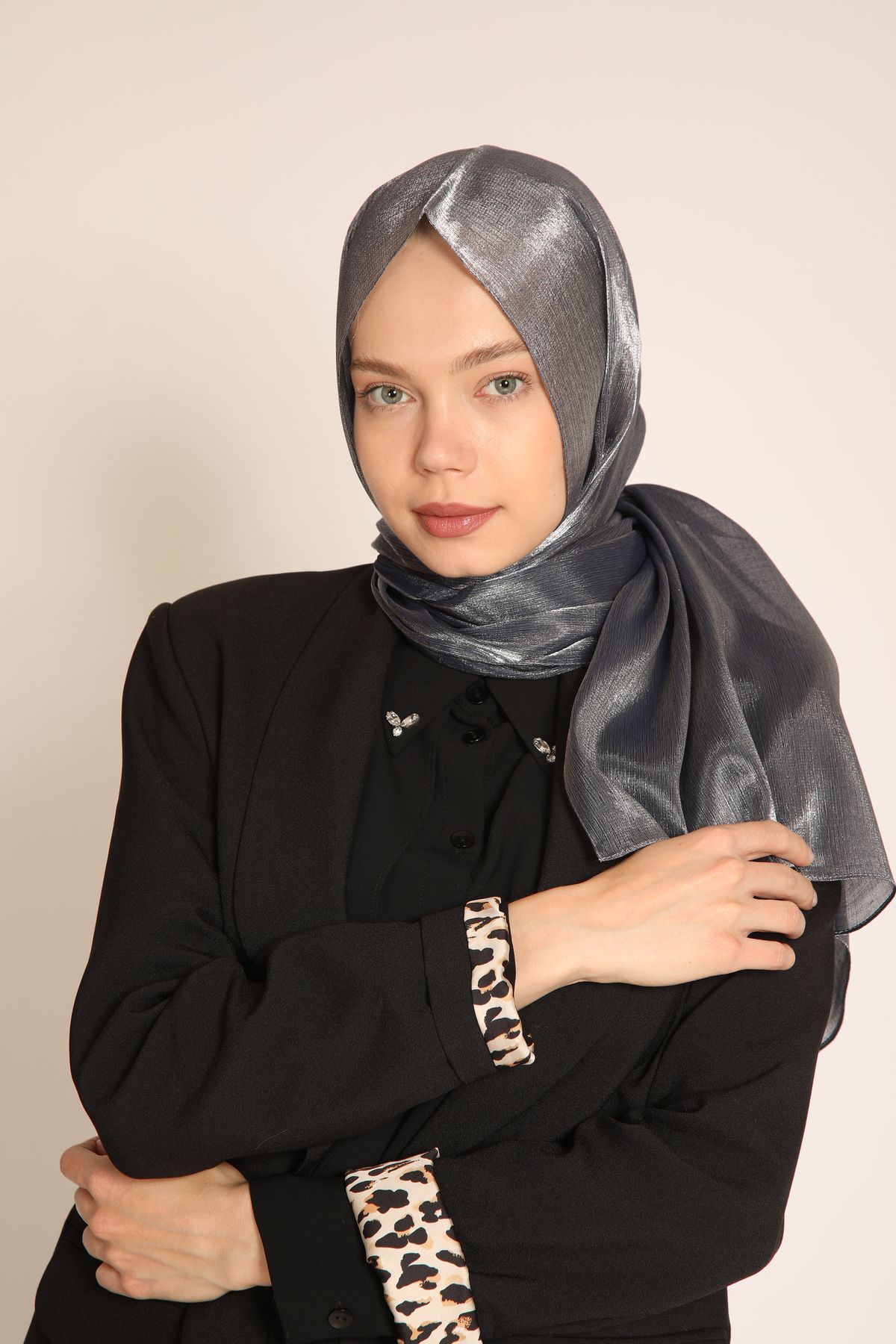 BERCHEM SCARF Akel Füme Şal – Işıltılı ve Modern Tesettür Şal Modeli